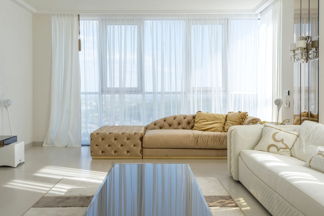 Interior residencial con materiales cálidos, luz natural y amplios espacios